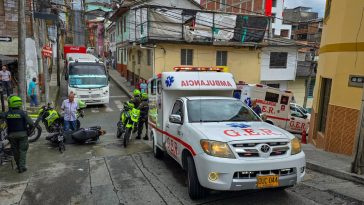 Choque de moto y carro dejó dos lesionados en San Joaquín