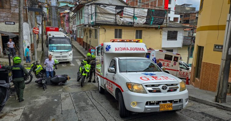 Choque de moto y carro dejó dos lesionados en San Joaquín