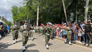 Con desfile Militar y Policial se conmemoró el 20 de julio