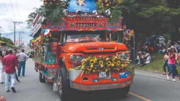Este es uno de los desfiles tradicionales de la Feria de las Flores que integra familias completas de varios municipios del departamento de Antioquia. Foto: Chivas y Flores