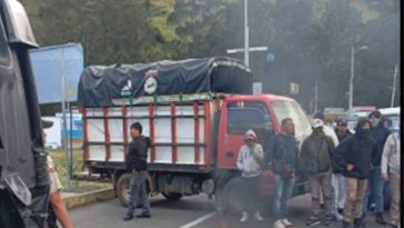 En medio de la protesta camioneros de Ecuador solicitan la devolución de automotores de placas ecuatorianas que han sido retenidos desde hace cinco años en Ipiales, Nariño.
