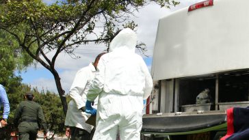 Encontraron una cabeza humana en un basurero de Bogotá La identidad de la persona fallecida aún no ha sido determinada. Según informes preliminares, la cabeza estaba envuelta en bolsas plásticas negras y cubierta con una chaqueta roja.