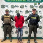 En la imagen aparece el presunto responsable del asesinato de su pareja en Apartadó (Antioquia), se encuentra en medio de 2 patrullas policiales.