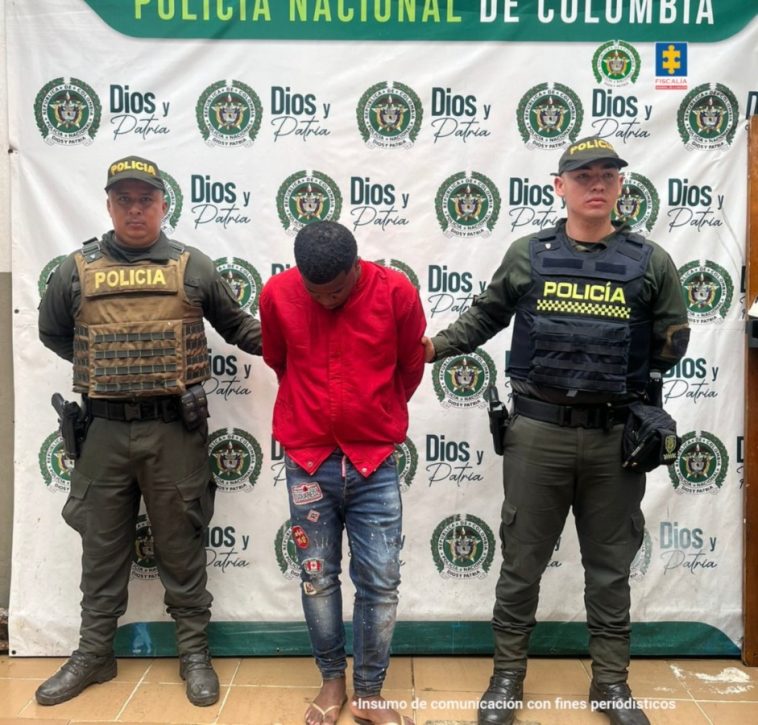En la imagen aparece el presunto responsable del asesinato de su pareja en Apartadó (Antioquia), se encuentra en medio de 2 patrullas policiales.