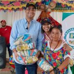 Aspecto de la entrega del alimento Programa de Alimentación Escolar -PAE-, el gobernador de La Guajira, Jairo Aguilar Deluque.