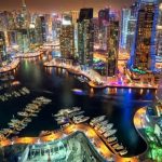 Dubái, ciudad de los Emiratos Árabes Unidos conocida por su lujoso comercio, la arquitectura ultramoderna y su vida nocturna animada.