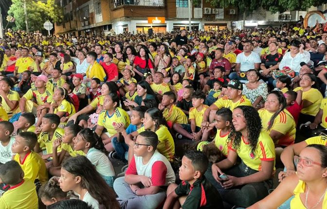 Una multitud sentados en el piso, otros añangotados y muchos de pie observando el triunfo 1 a 0 de la selección Colombia, sobre equipo uruguayo.