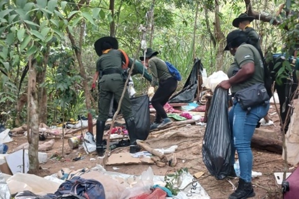 Más de 300 kilos de basura fueron recogidos del Cerro de La Bandera durante una jornada de limpieza en Cali