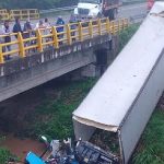 Tractomula cayó por un puente en Atlántico.