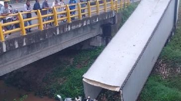 Tractomula cayó por un puente en Atlántico.