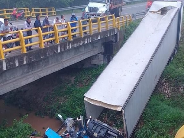 Tractomula cayó por un puente en Atlántico.