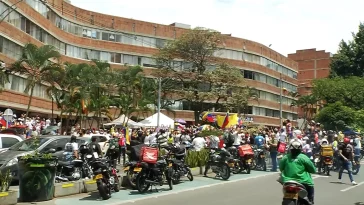Multitud de venezolanos en Medellín se reúnen para las votaciones presidenciales