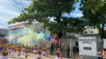 Policía celebra en los municipios los 214 años del grito de independencia