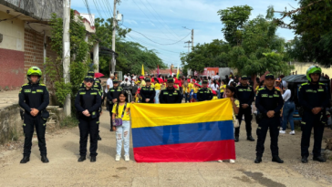 Policía encabezó desfiles de Independencia en el Magdalena