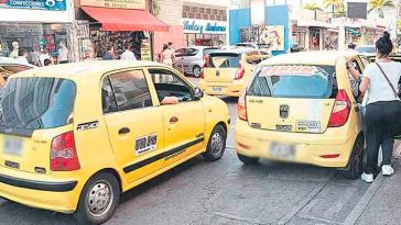 Taxistas guardarán sus vehículos y salen hoy a marchar