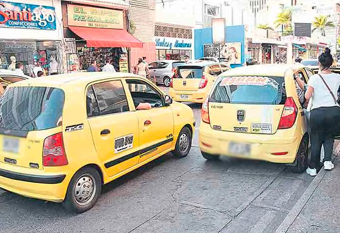 Taxistas guardarán sus vehículos y salen hoy a marchar