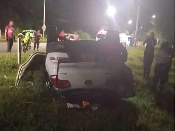 Al parecer, la mujer perdió el control del vehículo y terminó a un costado de la carretera entre Cali y Jamundí.