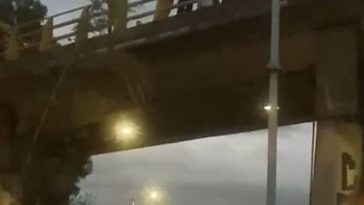 ÚLTIMA HORA: Mujer estaría intentando lanzarse desde un puente en Suba La situación se presenta en el puente de 21 Ángeles, en la localidad de Suba.