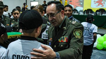 660 niños y adolescentes se graduaron como Policías Cívicos El grupo de graduados está compuesto por 223 niñas, 183 niños y 244 adolescentes que culminaron con éxito el programa académico de la Policía Cívica Infantil y Juvenil.