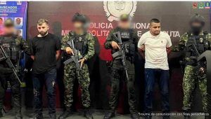 Se visualiza a los capturados junto a uniformados de Gaula del Ejército y la Policía Nacional