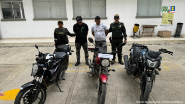 Se visualiza a los dos capturados junto a dos uniformados de la Policía Nacional y vehículo recuperado.