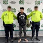 En la imagen aparece el detenido con sudadera negra, esposado y acompañado por dos uniformados de la Policía Nacional