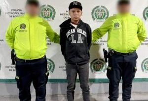 En la imagen aparece el detenido con sudadera negra, esposado y acompañado por dos uniformados de la Policía Nacional