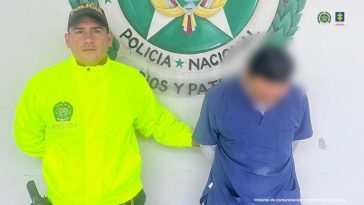 En la imagen está el presunto abusador con uniforme de médico y el rostro distorsionado, y a su lado está un servidor de la Policía Nacional.