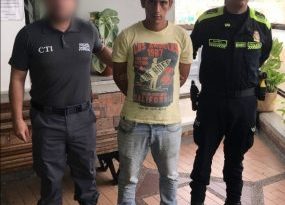 En el centro se observa al capturado de frente, a un costado un funcionario del Cuerpo Técnico de Investigación CTI y al otro uno de Policía Nacional