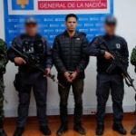 En la imagen se ve al ciudadano venezolano Jean Carlos Sánchez Medina, quien haría parte del grupo delincuencial trasnacional Tren de Aragua, al lado de uniformados del CTI y el Ejército.