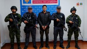 En la imagen se ve al ciudadano venezolano Jean Carlos Sánchez Medina, quien haría parte del grupo delincuencial trasnacional Tren de Aragua, al lado de uniformados del CTI y el Ejército.