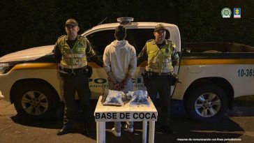 En cada una de las tres fotografías se observa a cada capturado y a cada costado uniformados de la Policía Nacional. Atrás una camioneta de Policía Nacional y adelante una mesa con la sustancia ilícita incautada.