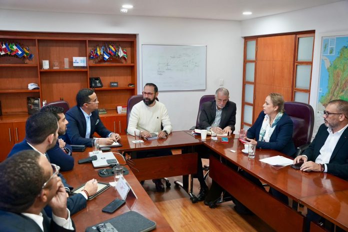 Aspecto de la reunión centrada en la elaboración de una ruta de trabajo que garantice la creación de la empresa de Energía Alternativa del Caribe.