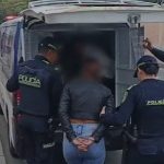 Capturan a pareja que robó celular mediante raponazo en Usaquén La Policía Metropolitana de Bogotá logró la captura en flagrancia de una mujer y un hombre por el delito de hurto en la localidad de Usaquén. Los delincuentes se movilizaban en una motocicleta de alto cilindraje.