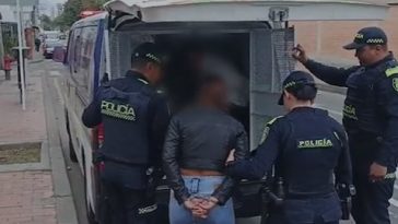 Capturan a pareja que robó celular mediante raponazo en Usaquén La Policía Metropolitana de Bogotá logró la captura en flagrancia de una mujer y un hombre por el delito de hurto en la localidad de Usaquén. Los delincuentes se movilizaban en una motocicleta de alto cilindraje.