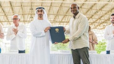 Aspecto de la firma de memorando de entendimiento en la universidad de La Guajira. Al fondo se observa al alcalde de Riohacha, Genaro Redondo y el ministro de defensa, Iván Velásquez, entre otras personalidades.