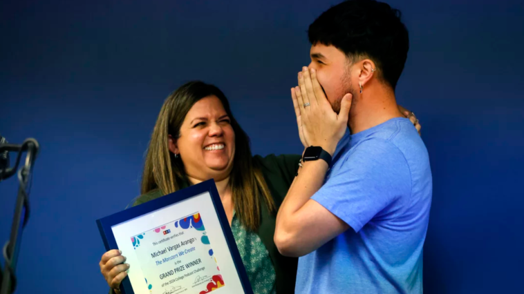 Emily Sendin, una de las profesoras del Miami Dade College, le entregó este reconocimiento a Michael. Foto: Eva Marie Uzcategui para NPR - Tomado del portal web NPR