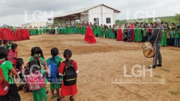 Estos son los estudiantes de la institución de Kuiza en la Alta Guajira, donde el agua falta desde hace un mes.