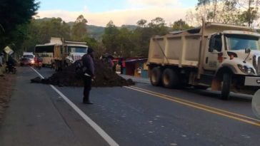 Comunidades Indígenas del Cauca bloquean la vía Panamericana y exigen presencia del presidente Petro