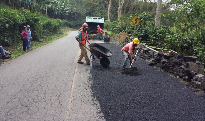 Concluyó reparcheo de la vía de acceso al sector urbano de Acevedo