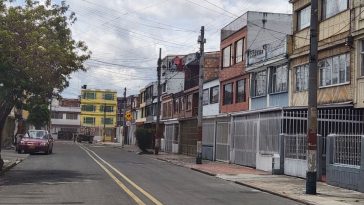 Crimen de Mario en Puente Aranda: sicario le disparó por la espalda Mario Alejandro Díaz Martínez fue cruelmente asesinado en la tarde del miércoles mientras se encontraba frente a su hogar, en el tranquilo y pacífico barrio Colón, ubicado en la localidad de Puente Aranda.