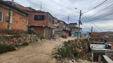 Cuerpo hallado en Cazucá es de una mujer: nuevos detalles del caso Los vecinos de Cazucá (Soacha) se encuentran conmocionados tras el macabro hallazgo del cuerpo desmembrado de una mujer. Q'HUBO conoció los detalles de este caso.