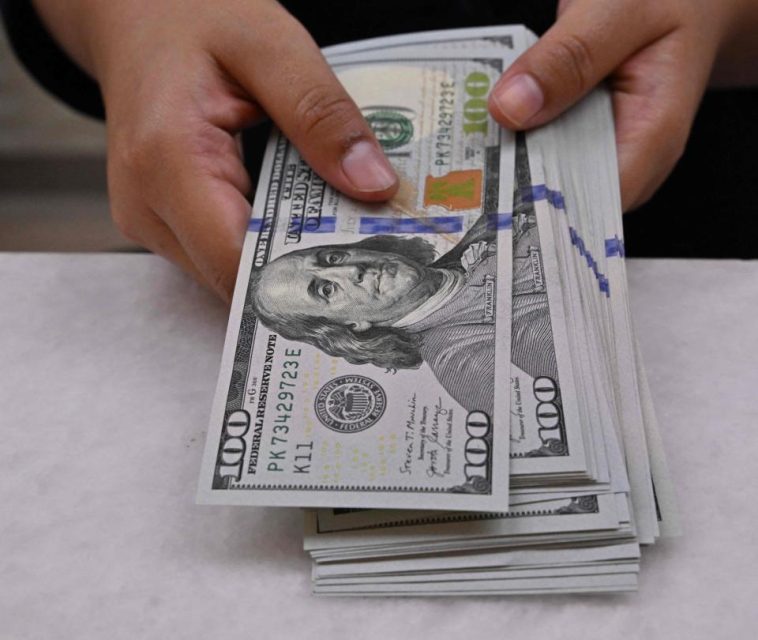 Dólar subió y se fortaleció sobre los $ 4.000 a la espera de nuevas noticias económicas