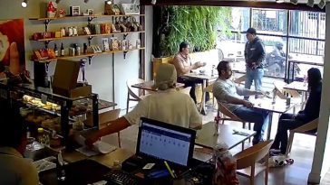 EN VIDEO: Violento atraco a comensales en local de Usaquén Según la grabación, el atraco ocurrió a las 8:38 de la mañana. Todo sucedió cuando una pareja y un hombre se encontraban en el interior del local comercial; sin embargo, la tranquilidad de su mañana se vio interrumpida cuando un sujeto con gorra ingresó al establecimiento. Este hombre timbró, y una de las empleadas abrió la puerta; de inmediato, el delincuente sacó un arma de fuego y comenzó a intimidar a todas las personas presentes.