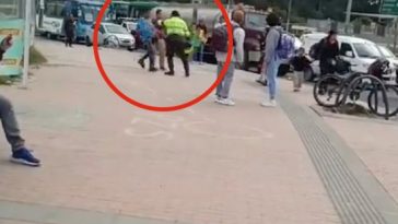 EN VIDEO: policía de Tránsito golpeó brutalmente a un ciudadano con un casco en Bogotá El actuar del policía ha generado indignación tanto en la población como dentro de la institución, misma que ha prometido investigar lo sucedido para esclarecer los hechos.