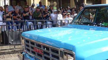 EXITOSO DESFILE DE CARROS ANTIGUOS EN LAS FERIAS DE CÚCUTA 2024