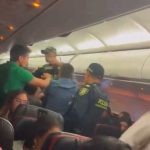 Fiscalía imputará a pasajeros que golpearon a policías en un avión en Bogotá Los dos pasajeros que el pasado 20 de junio golpearon a dos policías cuando estaban dentro de un avión en el aeropuerto El Dorado, en Bogotá, serán imputados por la Fiscalía.