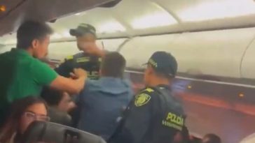 Fiscalía imputará a pasajeros que golpearon a policías en un avión en Bogotá Los dos pasajeros que el pasado 20 de junio golpearon a dos policías cuando estaban dentro de un avión en el aeropuerto El Dorado, en Bogotá, serán imputados por la Fiscalía.