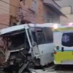 Fuerte accidente de tránsito deja un muerto y nueve heridos en el barrio Manrique, en Medellín