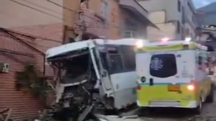 Fuerte accidente de tránsito deja un muerto y nueve heridos en el barrio Manrique, en Medellín